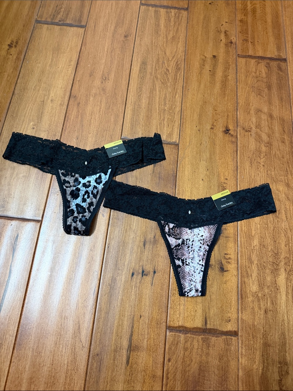 New! Set of 2 Daisy Fuentes Thong Lace Panties Medium